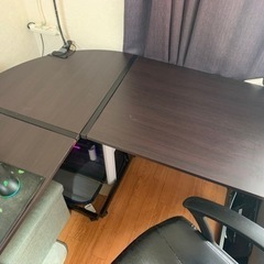 L 型テーブル、オフィスチェア、本棚