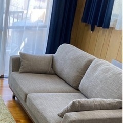 Francfranc キャピタン ソファー Francfranc(フランフラン)のキャピタン 2人掛けソファー。幕板と脚部に