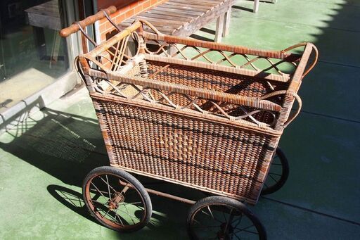 その他 古い藤製の乳母車 昭和レトロ品 三重・奈良・滋賀