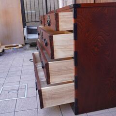 岩手の伝統工芸家具、岩谷堂箪笥 欅材を使用した漆塗り4段・5杯