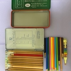 不揃い色鉛筆23本と、18色の繰り出し色鉛筆1本