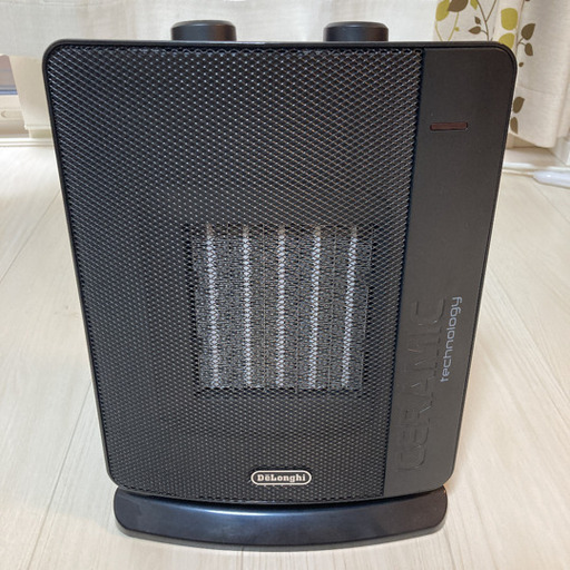 セラミックファンヒーター　DeLonghi DCH7032J-BK