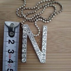 『N』の形のネックレス