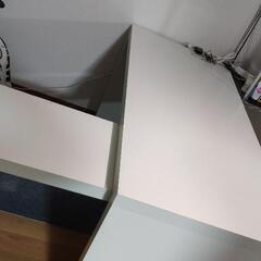 IKEAのテーブル：広々としていて清潔感◎