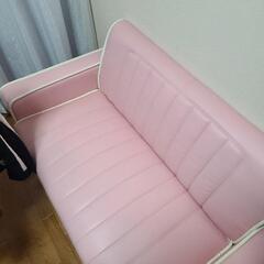 ピンクのソファー