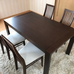 伸縮ダイニングテーブルと椅子4脚のセット¥100000→