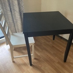 IKEAのテーブルと椅子