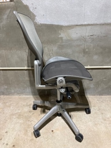 激安いHerman Miller Aeron ハーマンミラー アーロンチェア Bサイズ　パンダのミネラル色