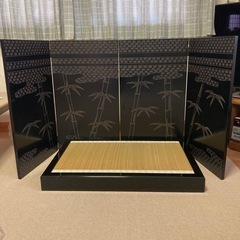 5月人形用　黒塗り平畳台と鎌倉彫屏風