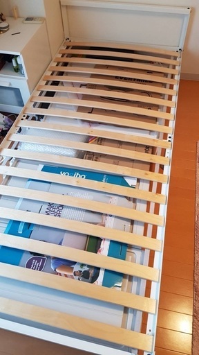 Ikeaのシングルベッド(マットレス付き)90x200cm - 川崎市