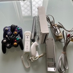 Wii本体とゲームキューブのカセット、コントローラー