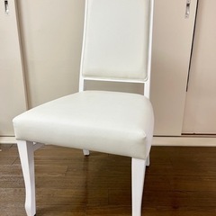白い椅子　一脚