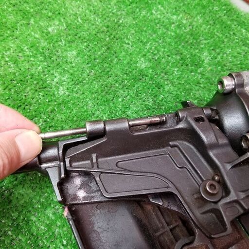 MAX  高圧釘打ち機 ※マガジンプロテクターのストッパーが抜けてしまいます【リライズ野田愛宕店】【店頭取引限定】【中古】管理番号：ITE8ILF835LC