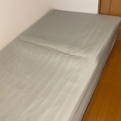 セミダブルサイズのベッド