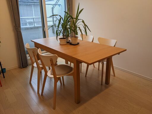 「IKEA」ダイニングセット（拡張可能なテーブルと椅子4脚）