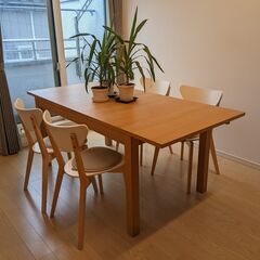 「IKEA」ダイニングセット（拡張可能なテーブルと椅子4脚）