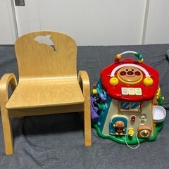 子供椅子とアンパンマンの知育玩具