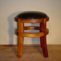 革張り　木製丸椅子
