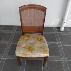 籐椅子-花柄デザイン-