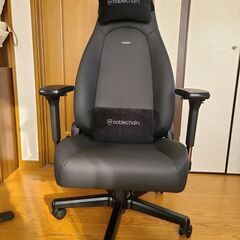 ノーブルチェアーズ　アイコン　ブラックエディション（専用フットレスト、メモリーフォームクッション付き）
