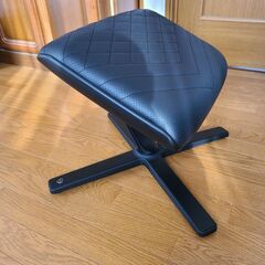ノーブルチェアーズ　アイコン　ブラックエディション（専用フットレスト、メモリーフォームクッション付き）