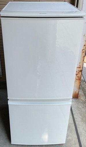【RKGRE-822】特価！シャープ/137L 2ドア冷凍冷蔵庫/どっちもドア/SJ-D14B-W/中古品/2016年製/当社より近隣無料配達！