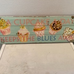 家を飾るカップケーキ看板