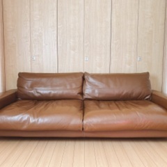 ★無印良品 MUJI ソファ本体・革張りワイドアーム・ダウンフェザー・茶・人気ブラウン•オットマン付き