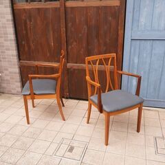 イギリスアンティークのE.GOMME社のG-plan(ジープラン)のエックスバックダイニングチェア2脚セットアーム付きです。北欧スタイルの英国らしいデザインが魅力のヴィンテージチェアです♪CB212