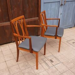イギリスアンティークのE.GOMME社のG-plan(ジープラン)のエックスバックダイニングチェア2脚セットアーム付きです。北欧スタイルの英国らしいデザインが魅力のヴィンテージチェアです♪CB212