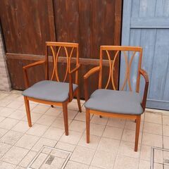 イギリスアンティークのE.GOMME社のG-plan(ジープラン)のエックスバックダイニングチェア2脚セットアーム付きです。北欧スタイルの英国らしいデザインが魅力のヴィンテージチェアです♪CB212