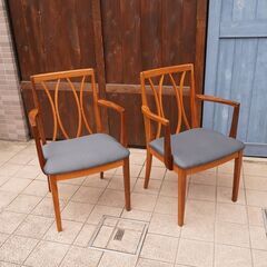 イギリスアンティークのE.GOMME社のG-plan(ジープラン)のエックスバックダイニングチェア2脚セットアーム付きです。北欧スタイルの英国らしいデザインが魅力のヴィンテージチェアです♪CB212