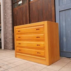 イギリスアンティークのオーク材を使用した4段チェストワイドです