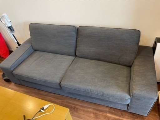 IKEAのKIVIKの3人掛けソファ