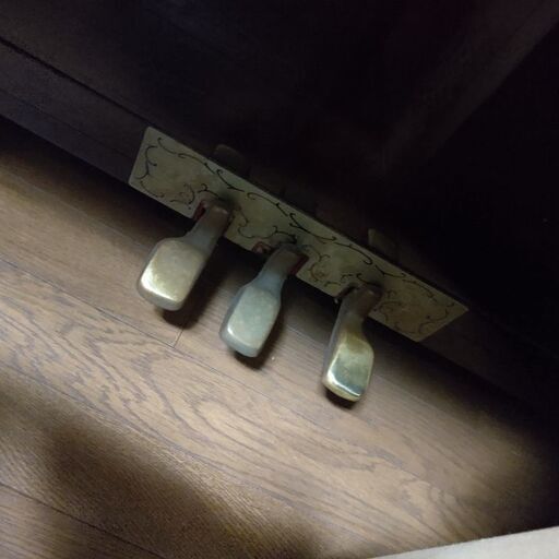 アップライトピアノ 値下！欧州メーカー 三本ペダル 猫脚 - 鍵盤楽器  