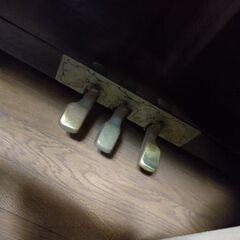 アップライトピアノ　値下！欧州メーカー　三本ペダル　猫脚