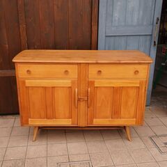 イギリスercol(アーコール)社のエルム無垢材を使用したサイドボードです！外向きの脚部が特徴の丸みを帯びた可愛らしいフォルムのリビングボード。お部屋を優しい雰囲気にしてくれる英国アンティーク家具CB218