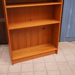 デンマークより入荷した、チーク材を使用したブックシェルフです。シンプルでスッキリとした北欧家具らしい書棚。ハイタイプなので収納力もあり店舗などの飾り棚にもおススメのヴィンテージ本棚です。CB225