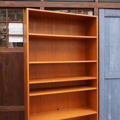 デンマークより入荷した、チーク材を使用したブックシェルフです。シンプルでスッキリとした北欧家具らしい書棚。ハイタイプなので収納力もあり店舗などの飾り棚にもおススメのヴィンテージ本棚です。CB225
