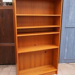デンマークより入荷した、チーク材を使用したブックシェルフです。シンプルでスッキリとした北欧家具らしい書棚。ハイタイプなので収納力もあり店舗などの飾り棚にもおススメのヴィンテージ本棚です。CB225