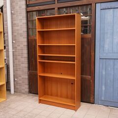 デンマークより入荷した、チーク材を使用したブックシェルフです。シンプルでスッキリとした北欧家具らしい書棚。ハイタイプなので収納力もあり店舗などの飾り棚にもおススメのヴィンテージ本棚です。CB225