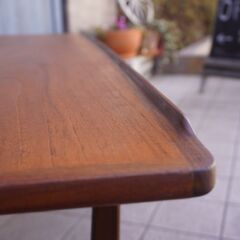 デンマーク製のチーク材を使用したリビングテーブルです。北欧家具らしいシンプルなデザインのヴィンテージコーヒーテーブル。スッキリとしたデザインがインテリアを優しい雰囲気に♪CB229