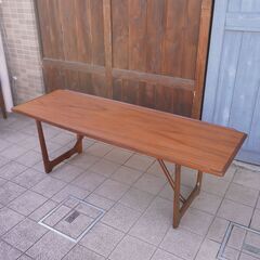 デンマーク製のチーク材を使用したリビングテーブルです。北欧家具らしいシンプルなデザインのヴィンテージコーヒーテーブル。スッキリとしたデザインがインテリアを優しい雰囲気に♪CB229