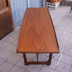 デンマーク製のチーク材を使用したリビングテーブルです。北欧家具らしいシンプルなデザインのヴィンテージコーヒーテーブル。スッキリとしたデザインがインテリアを優しい雰囲気に♪CB229