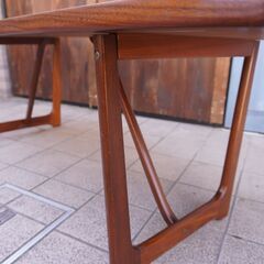 デンマーク製のチーク材を使用したリビングテーブルです。北欧家具らしいシンプルなデザインのヴィンテージコーヒーテーブル。スッキリとしたデザインがインテリアを優しい雰囲気に♪CB229