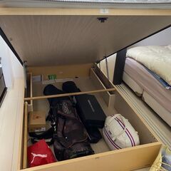 跳ね上げ式ベッド台とシモンズマットレス、セミダブル