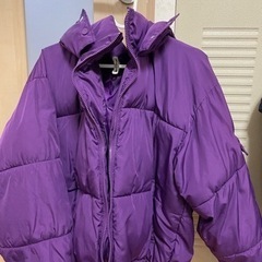 紫色のダウンコート