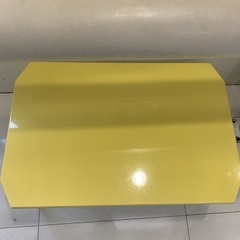 テーブル　黄