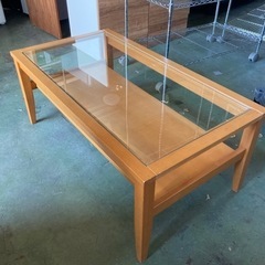 ● 木製フレームのセンターテーブル、ガラステーブル