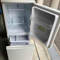 【RKGRE-828】特価！シャープ/137L 2ドア冷凍冷蔵庫/どっちもドア/SJ-D14C-W/中古品/2017年製/当社より近隣無料配達！
